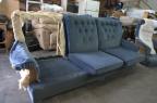 Le sofa bleu confortable et retro